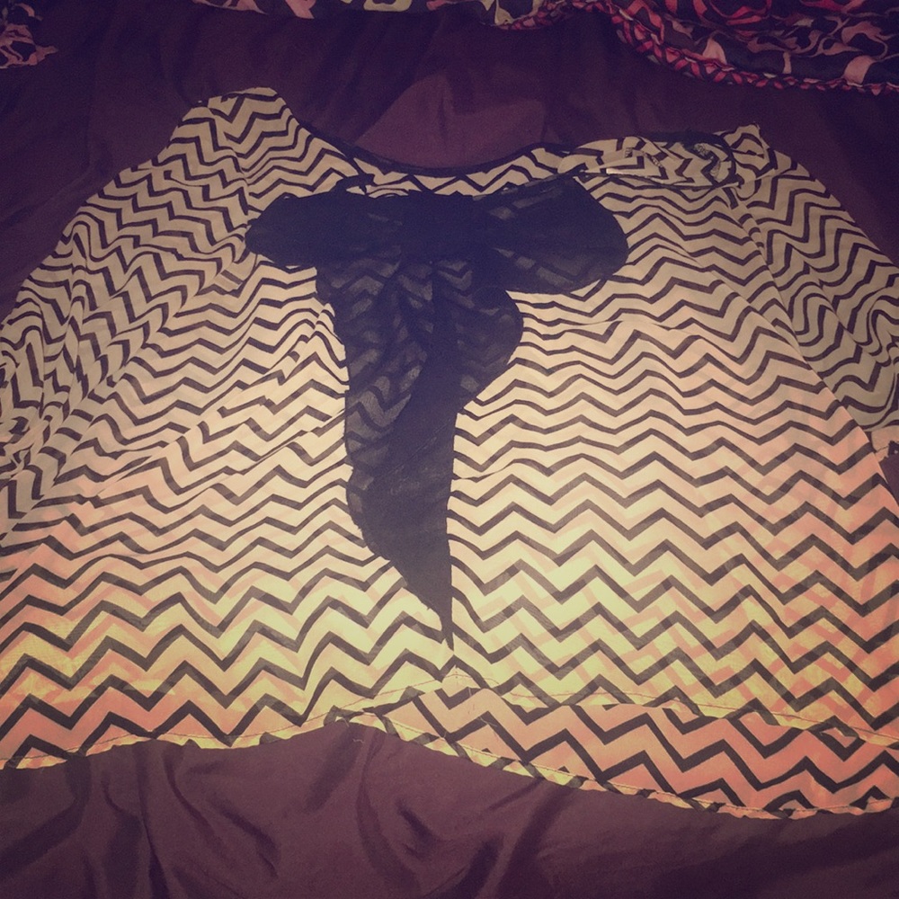 Black and cream top with bow